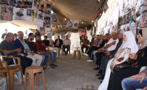 مواطنون داخل خيمة تضامن مع الاسرى الفلسطينيين في سجون الاحتلال الاسرائيلي