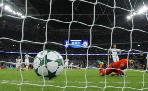 أول أهداف موناكو عن طريق بيرناردو سيلفا(رويترز)