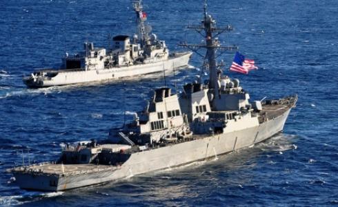 مدمرات امريكية تجوب المياه الدولية