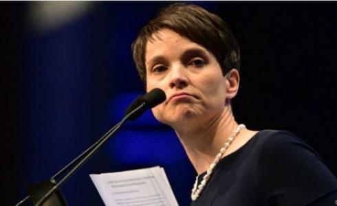 فراوكه بيتري زعيمة حزب البديل الألماني المستقيلة