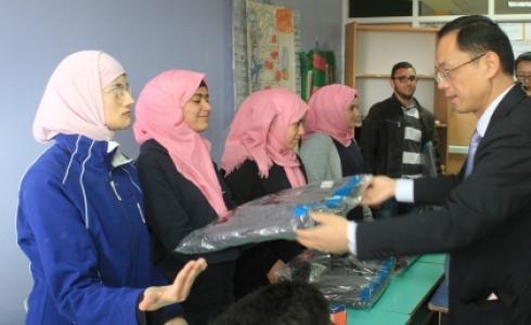 جانب من توزيع الملابس