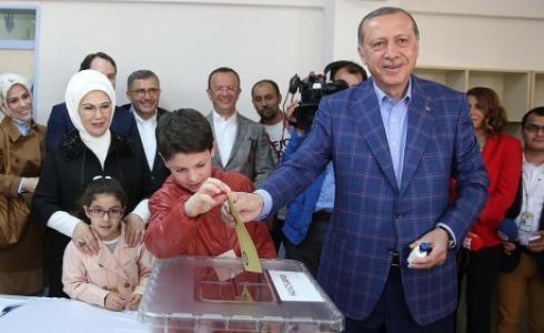 الرئيس التركي أردوغان يدلي بصوته اليوم
