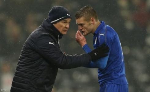 رانييري يوجه لاعبه جيرمي فاردي أثناء مباراة كاونتي