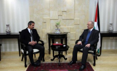 رئيس الوزراء خلال لقاء نقيب المقاولين في قطاع غزة