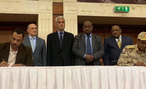 المجلس السيادي في السودان وقوى الحرية والتعبير خلال التوقيع على اتفاقية