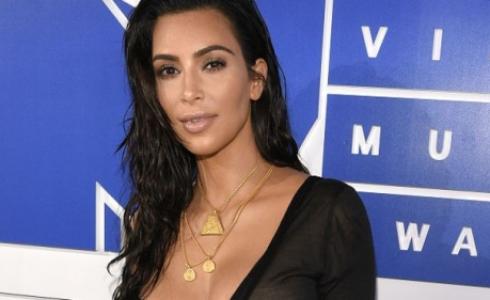 كيم كارداشيان ويست تعرضت للسطو على يد شخصين يرتديان زي الشرطة في باريس الأسبوع الماضي