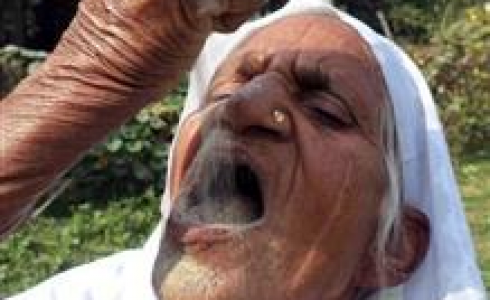 مسنة تأكل الرمال