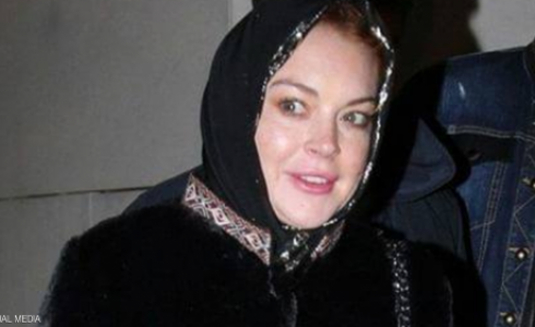 تأتي هذه الصور بعدما حذفت لوهان قبل أيام كل صورها من إنستغرام