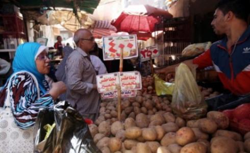 المصريون يشكون مؤخرا من ارتفاع أسعار المستلزمات الضرورية يرجعه الاقتصاديون إلى ارتفاع سعر الدولار.