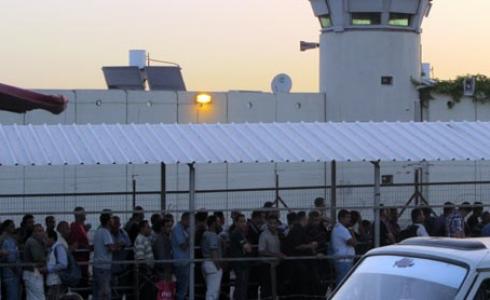 العمال الفلسطينين أثناء دخولهم إلى الحواجز الاسرائيلية 