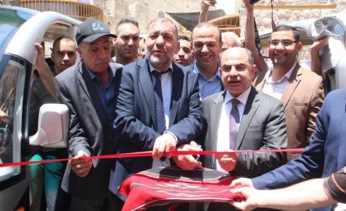 بلدية وغرفة الخليل تدشنان خط حافلات مجانية للبلدة القديمة