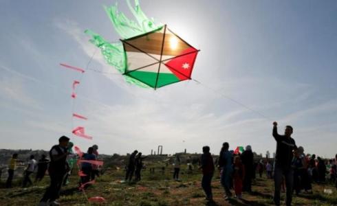 شبان يطلقون طائرة ورقية شرق غزة