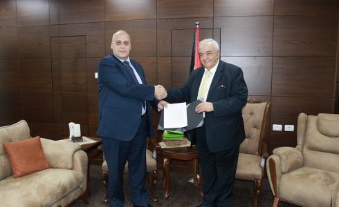 خلال تسلم الوزير أبو جيش مهامه في وزارة العمل