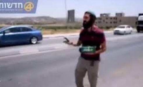 مستوطن يوزع الحلوى 