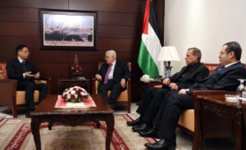 الرئيس محمود عباس، أثناء لقاء السفير الصيني تشن شينغ شونغ