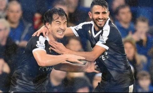 اللاعبان رياض محرز وشينجي اوكازاكي يحتفلان بالهدف الثالث