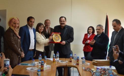 الوزير صبري صيدك يكرم المشاركين 