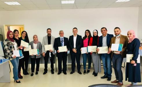 جامعة فلسطين الأهلية تخرّج دورة حول عمل شركات الصرافة وكشف التزوير