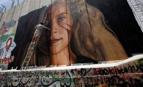 جدارية  عهد التميمي التي قام  برسمها  فنانين  إيطالين في بيت لحم 