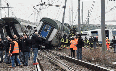 عربات قطار مدمرة