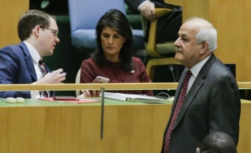 السفير الفلسطيني لدى الامم المتحدة رياض منصور (يمين) يمر امام نظيرته الاميركية نيكي هايلي