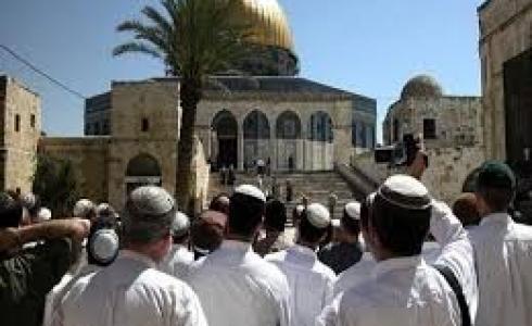 مستوطنا يقتحمون المسجد الأقصى