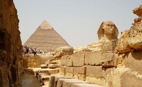 مصر توضح حقيقة صورة 'علم السعودية على أهرامات الجيزة' -ارشيف-