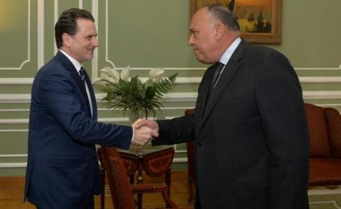 مفوض وكالة غوث وتشغيل اللاجئين الفلسطينيين بيير كرينبول ووزير خارجية مصر سامح شكري