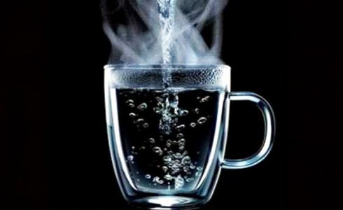 حقائق مذهلة لشرب الماء الدافيء صباحاً