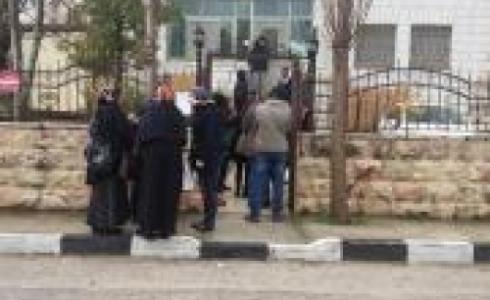 نشطاء يغلقون مقر الصليب الأحمر في البيرة