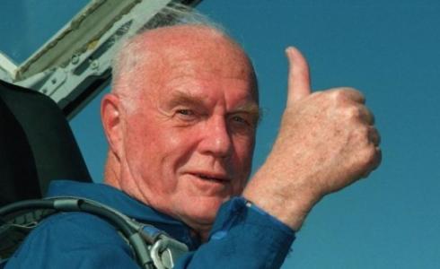 جون غلين كان ضابطا في قوات البحرية الأمريكية وعضوا بمجلس الشيوخ.