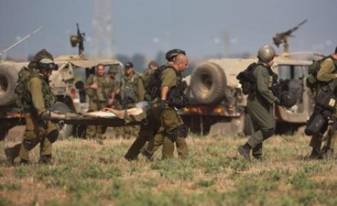 قوة من الجيش الاسرائيلي تنقل أحد الجنود الجرحى