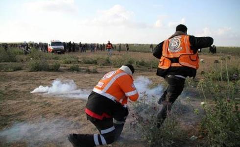 المركز الفلسطيني يصدر تقريراً حول استهداف الطواقم الطبية في مسيرات العودة