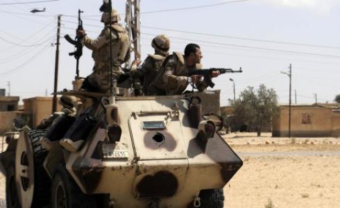 الجيش المصري يلاحق الجماعات المتشددة في شمال سيناء.