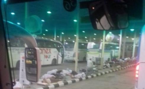 صور للحجاج يفترشون الأرض على الحدود السعودية