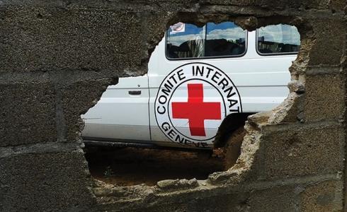 تدمير السور الخارجي لمقر الصليب الأحمر في غزة