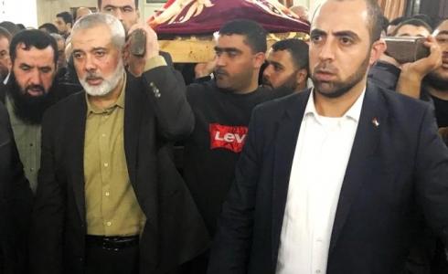 رئيس المكتب السياسي لحركة حماس اسماعيل هنية يؤدي صلاة الجنازة على جثمان شقيقه الحاج خالد هنية