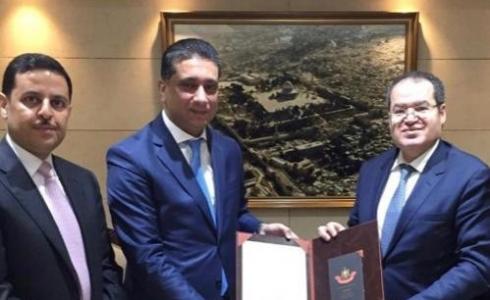 نزار القيسي يتسلم ميدالية الإنجاز الدبلوماسي في رام الله 