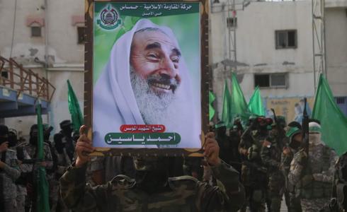 مقاتلين كتائب القسام يرفعون صورة للشيخ أحمد ياسين بخان يونس