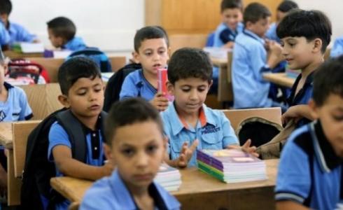 ديوان الرئاسة يوزع حقائب مدرسة على طلبة القدس - توضيحية