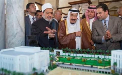 الملك سلمان يهدي كسوة الكعبة لشيخ الأزهر