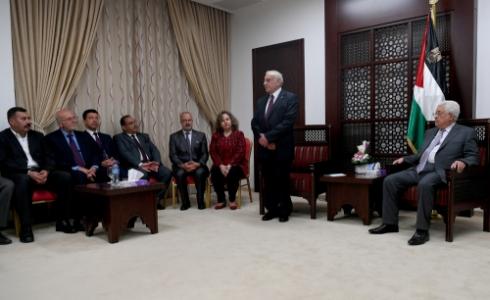 الرئيس عباس اثناء لقاء العلماء الفلسطينين