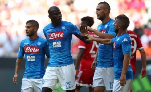 كاليدو كوليبالي مع لاعب نابولي