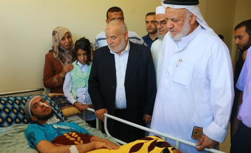 وفد من التشريعي جرحى مسيرات العودة بالمحافظة الوسطى