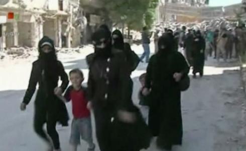 صورة نشرتها وسائل إعلام حكومية قالت إنها لمواطنين غادروا مناطق محاصرة في حلب.