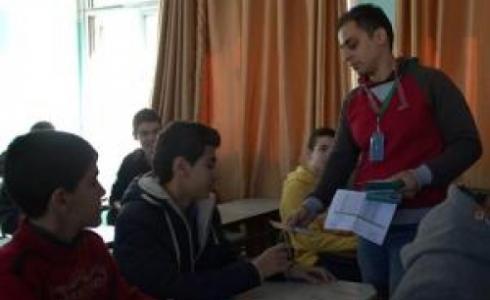 الداخلية تُسلم طلبة الثانوية بطاقات هوية أولى في مدارسهم