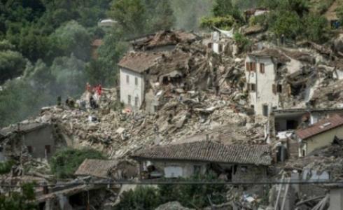 الزلزال أدى إلى تهدم المنازل وسقوطها إلى سفح التل في بيسكارا ديل تورنتو