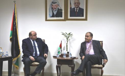 محافظ سلطة النقد يلتقي بمحافظ نابلس والغرفة التجارية وملتقى رجال الأعمال ويبحث معهم قضايا مصرفية واقتصادية