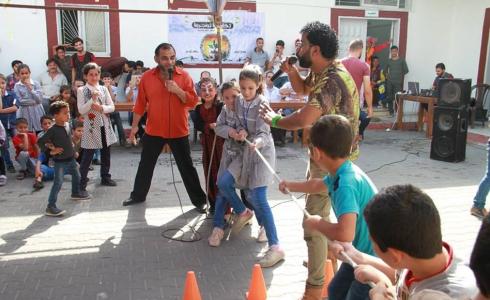 الخدمات الطبية تنظم كرنفالًا ترفيهيًا للأطفال بمجمع عدوان الطبي