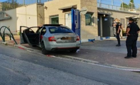 السيارة المستهدفة بإطلاق نار وصلت لمركز الشرطة في باقة 